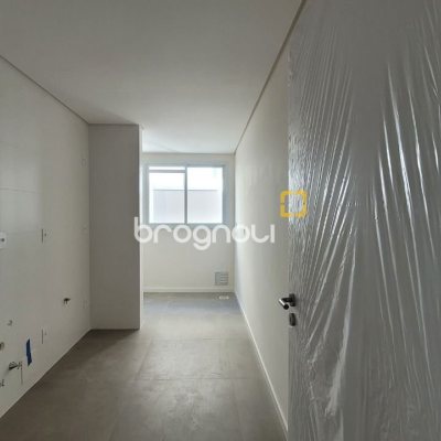 Apartamento com 67m², 2 quartos (sendo 1 suíte), 1 garagem, no bairro Ipiranga em São José
