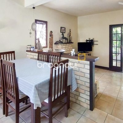 Casa com 160m², 3 quartos (sendo 1 suíte), 2 garagens, no bairro Rio Tavares em Florianópolis
