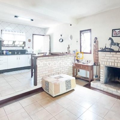 Casa com 160m², 3 quartos (sendo 1 suíte), 2 garagens, no bairro Rio Tavares em Florianópolis