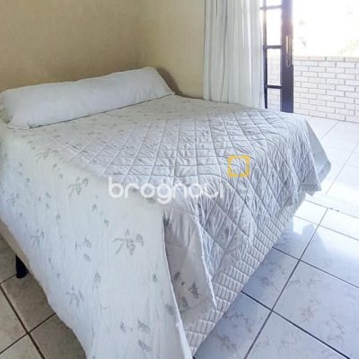 Casa com 160m², 3 quartos (sendo 1 suíte), 2 garagens, no bairro Rio Tavares em Florianópolis