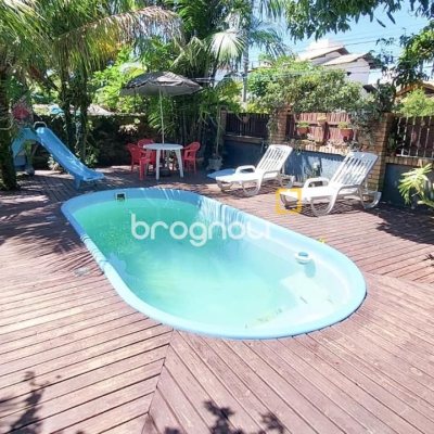 Casa com 160m², 3 quartos (sendo 1 suíte), 2 garagens, no bairro Rio Tavares em Florianópolis