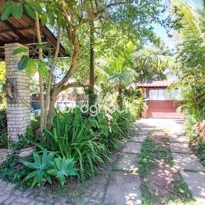 Casa com 160m², 3 quartos (sendo 1 suíte), 2 garagens, no bairro Rio Tavares em Florianópolis
