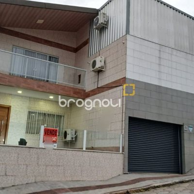 Casa com 271m², 3 quartos (sendo 1 suíte), 2 garagens, no bairro Barreiros em São José