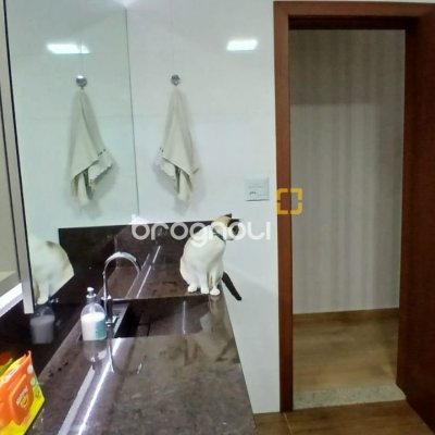 Casa com 271m², 3 quartos (sendo 1 suíte), 2 garagens, no bairro Barreiros em São José