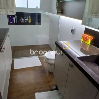 Casa com 271m², 3 quartos (sendo 1 suíte), 2 garagens, no bairro Barreiros em São José