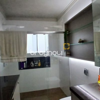 Casa com 271m², 3 quartos (sendo 1 suíte), 2 garagens, no bairro Barreiros em São José