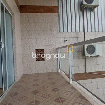 Casa com 271m², 3 quartos (sendo 1 suíte), 2 garagens, no bairro Barreiros em São José