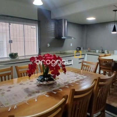 Casa com 271m², 3 quartos (sendo 1 suíte), 2 garagens, no bairro Barreiros em São José