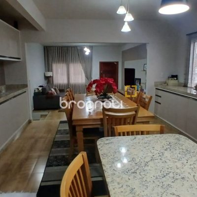 Casa com 271m², 3 quartos (sendo 1 suíte), 2 garagens, no bairro Barreiros em São José