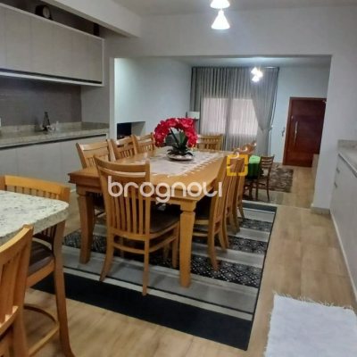 Casa com 271m², 3 quartos (sendo 1 suíte), 2 garagens, no bairro Barreiros em São José