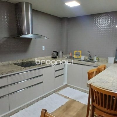 Casa com 271m², 3 quartos (sendo 1 suíte), 2 garagens, no bairro Barreiros em São José