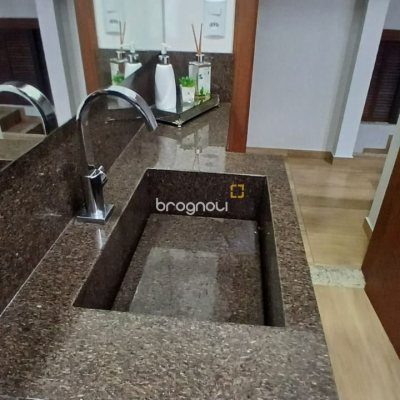 Casa com 271m², 3 quartos (sendo 1 suíte), 2 garagens, no bairro Barreiros em São José