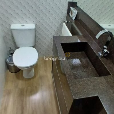Casa com 271m², 3 quartos (sendo 1 suíte), 2 garagens, no bairro Barreiros em São José