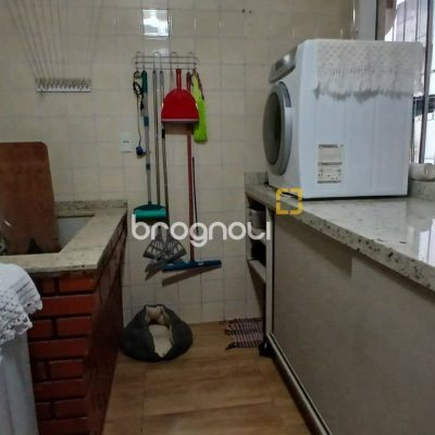 Casa com 271m², 3 quartos (sendo 1 suíte), 2 garagens, no bairro Barreiros em São José