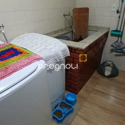 Casa com 271m², 3 quartos (sendo 1 suíte), 2 garagens, no bairro Barreiros em São José