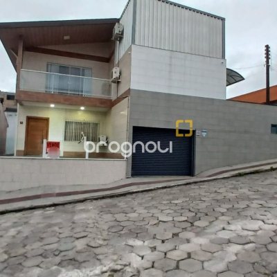 Casa com 271m², 3 quartos (sendo 1 suíte), 2 garagens, no bairro Barreiros em São José