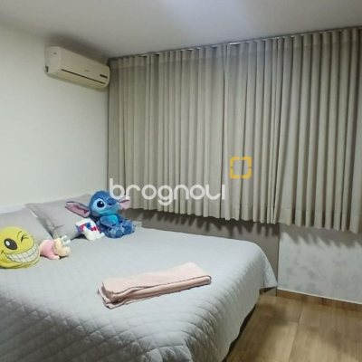 Casa com 271m², 3 quartos (sendo 1 suíte), 2 garagens, no bairro Barreiros em São José