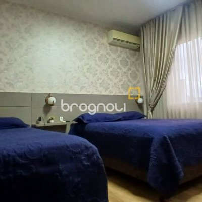 Casa com 271m², 3 quartos (sendo 1 suíte), 2 garagens, no bairro Barreiros em São José