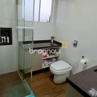 Casa com 271m², 3 quartos (sendo 1 suíte), 2 garagens, no bairro Barreiros em São José