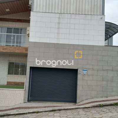 Casa com 271m², 3 quartos (sendo 1 suíte), 2 garagens, no bairro Barreiros em São José
