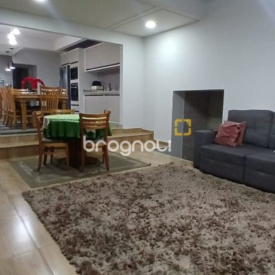 Casa com 271m², 3 quartos (sendo 1 suíte), 2 garagens, no bairro Barreiros em São José