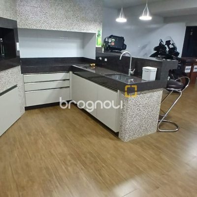 Casa com 271m², 3 quartos (sendo 1 suíte), 2 garagens, no bairro Barreiros em São José