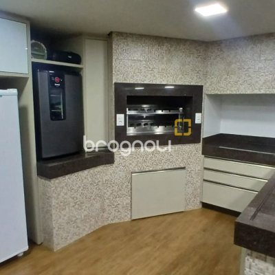 Casa com 271m², 3 quartos (sendo 1 suíte), 2 garagens, no bairro Barreiros em São José