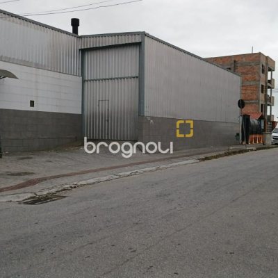 Casa com 271m², 3 quartos (sendo 1 suíte), 2 garagens, no bairro Barreiros em São José