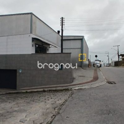Casa com 271m², 3 quartos (sendo 1 suíte), 2 garagens, no bairro Barreiros em São José