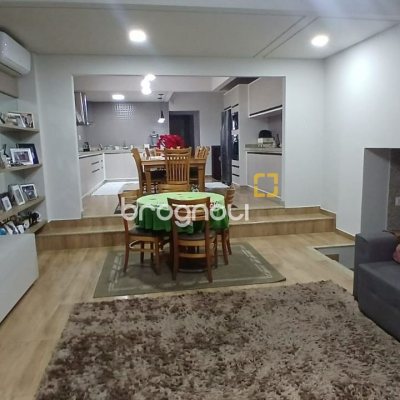 Casa com 271m², 3 quartos (sendo 1 suíte), 2 garagens, no bairro Barreiros em São José