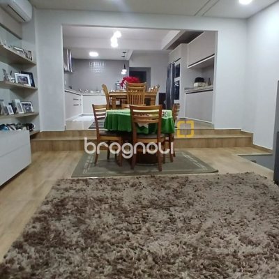 Casa com 271m², 3 quartos (sendo 1 suíte), 2 garagens, no bairro Barreiros em São José