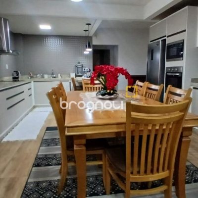 Casa com 271m², 3 quartos (sendo 1 suíte), 2 garagens, no bairro Barreiros em São José
