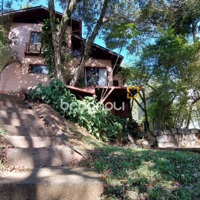 Casa com 160m², 2 quartos (sendo 2 suítes), 2 garagens, no bairro Rio Tavares em Florianópolis