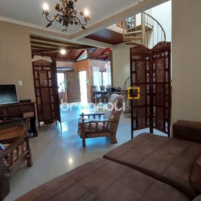 Casa com 160m², 2 quartos (sendo 2 suítes), 2 garagens, no bairro Rio Tavares em Florianópolis