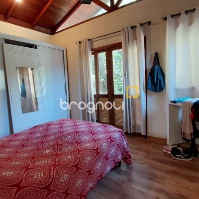 Casa com 160m², 2 quartos (sendo 2 suítes), 2 garagens, no bairro Rio Tavares em Florianópolis