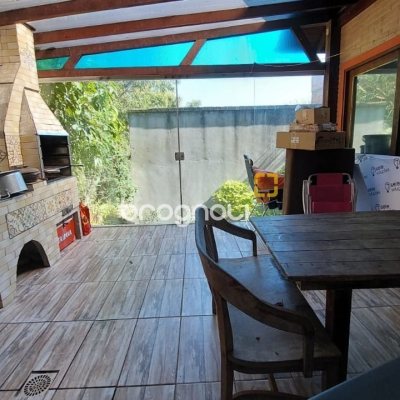 Casa com 160m², 2 quartos (sendo 2 suítes), 2 garagens, no bairro Rio Tavares em Florianópolis