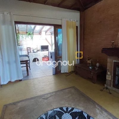 Casa com 160m², 2 quartos (sendo 2 suítes), 2 garagens, no bairro Rio Tavares em Florianópolis