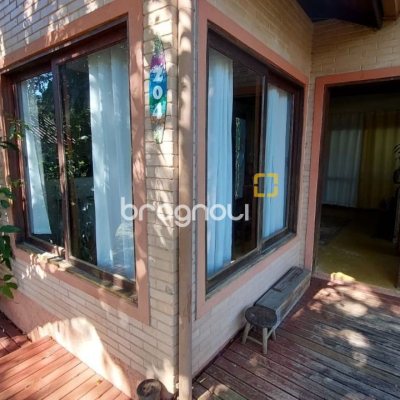 Casa com 160m², 2 quartos (sendo 2 suítes), 2 garagens, no bairro Rio Tavares em Florianópolis