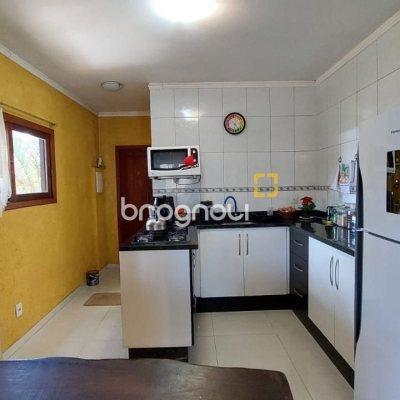 Casa com 160m², 2 quartos (sendo 2 suítes), 2 garagens, no bairro Rio Tavares em Florianópolis