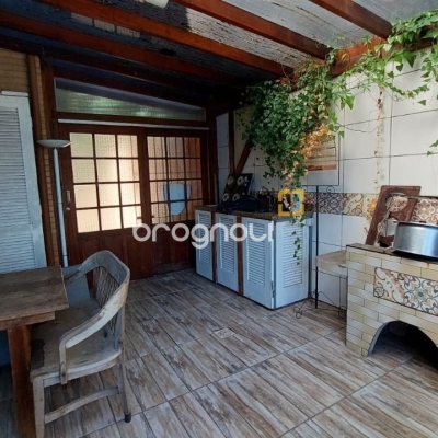 Casa com 160m², 2 quartos (sendo 2 suítes), 2 garagens, no bairro Rio Tavares em Florianópolis