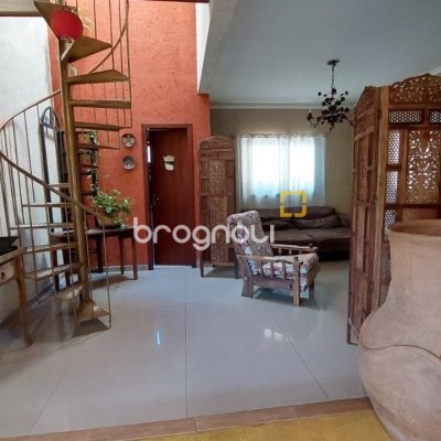 Casa com 160m², 2 quartos (sendo 2 suítes), 2 garagens, no bairro Rio Tavares em Florianópolis