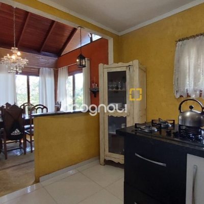 Casa com 160m², 2 quartos (sendo 2 suítes), 2 garagens, no bairro Rio Tavares em Florianópolis