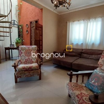 Casa com 160m², 2 quartos (sendo 2 suítes), 2 garagens, no bairro Rio Tavares em Florianópolis