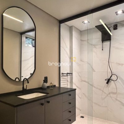 Apartamento com 76m², 2 quartos (sendo 1 suíte), no bairro Centro em Florianópolis