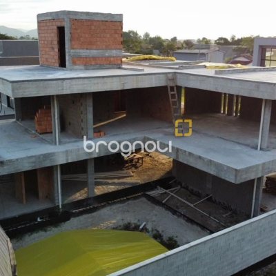 Casa com 353m², 4 quartos (sendo 4 suítes), 4 garagens, no bairro Vargem Pequena em Florianópolis