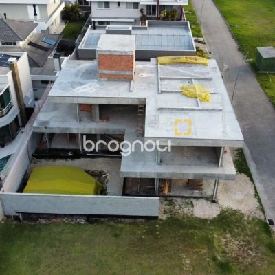 Casa com 353m², 4 quartos (sendo 4 suítes), 4 garagens, no bairro Vargem Pequena em Florianópolis