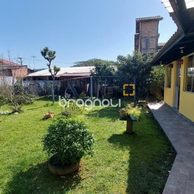 Casa com 215m², 4 quartos (sendo 1 suíte), 4 garagens, no bairro Barra da Lagoa em Florianópolis