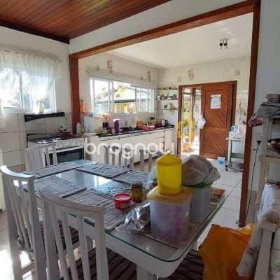 Casa com 215m², 4 quartos (sendo 1 suíte), 4 garagens, no bairro Barra da Lagoa em Florianópolis