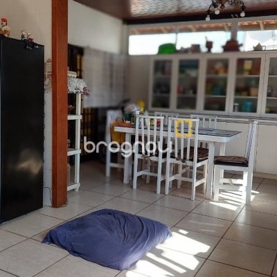 Casa com 215m², 4 quartos (sendo 1 suíte), 4 garagens, no bairro Barra da Lagoa em Florianópolis