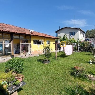Casa com 215m², 4 quartos (sendo 1 suíte), 4 garagens, no bairro Barra da Lagoa em Florianópolis